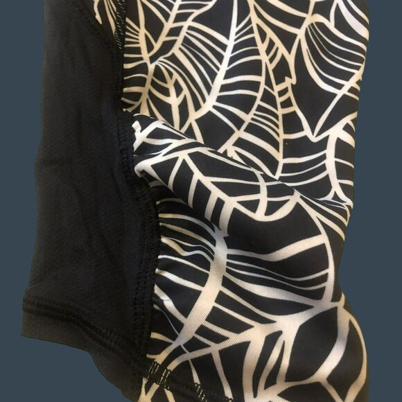 Lululemon Sz 8 Capri Workout Leggings Black & White Leaf Print Leg Pockets Back - Picture 2 of 7